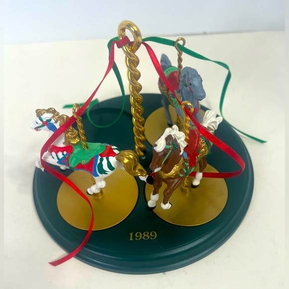 Vtg Hallmark Carousel & Horses Christmas Ornaments Set Of 3 Horses + Stand 1989 - Picture 2 of 7